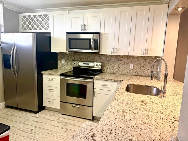 Foto del edificio - 111 Lake Emerald Dr