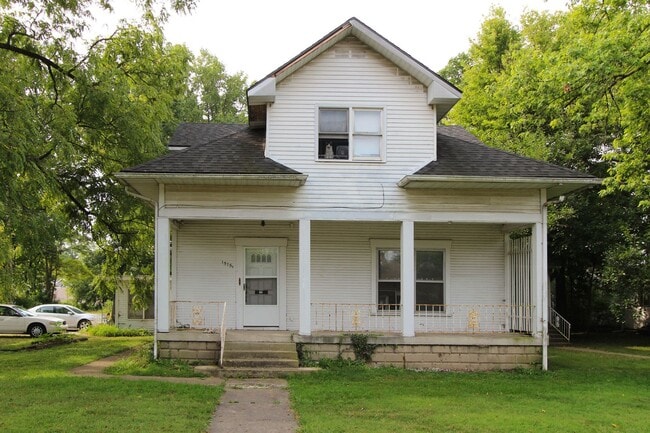 Building Photo - PRELEASING for AUGUST! Close to Campus