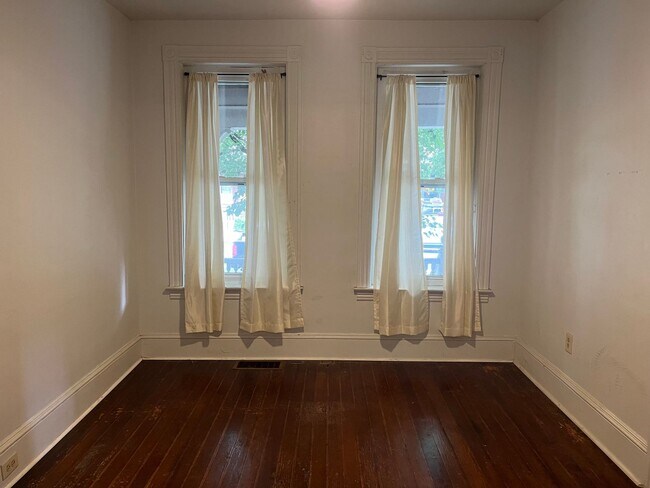 Foto del edificio - Beautiful 5 Bedroom 2.5 bath Single Family Home in Prime Chestnut Hill Location!
