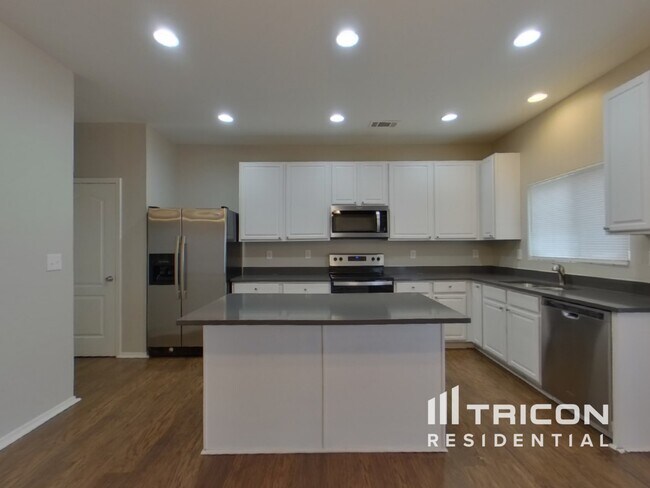 Building Photo - 6446 Ridgeview Commons Drive Charlotte NC