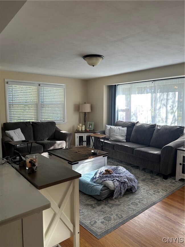 Foto del edificio - 200 McClennan Dr