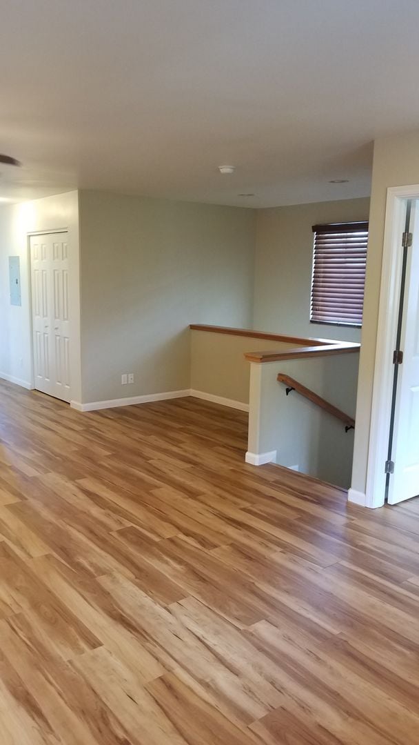 Building Photo - Pet Friendly. W&D. Great Location. 2 Parki...
