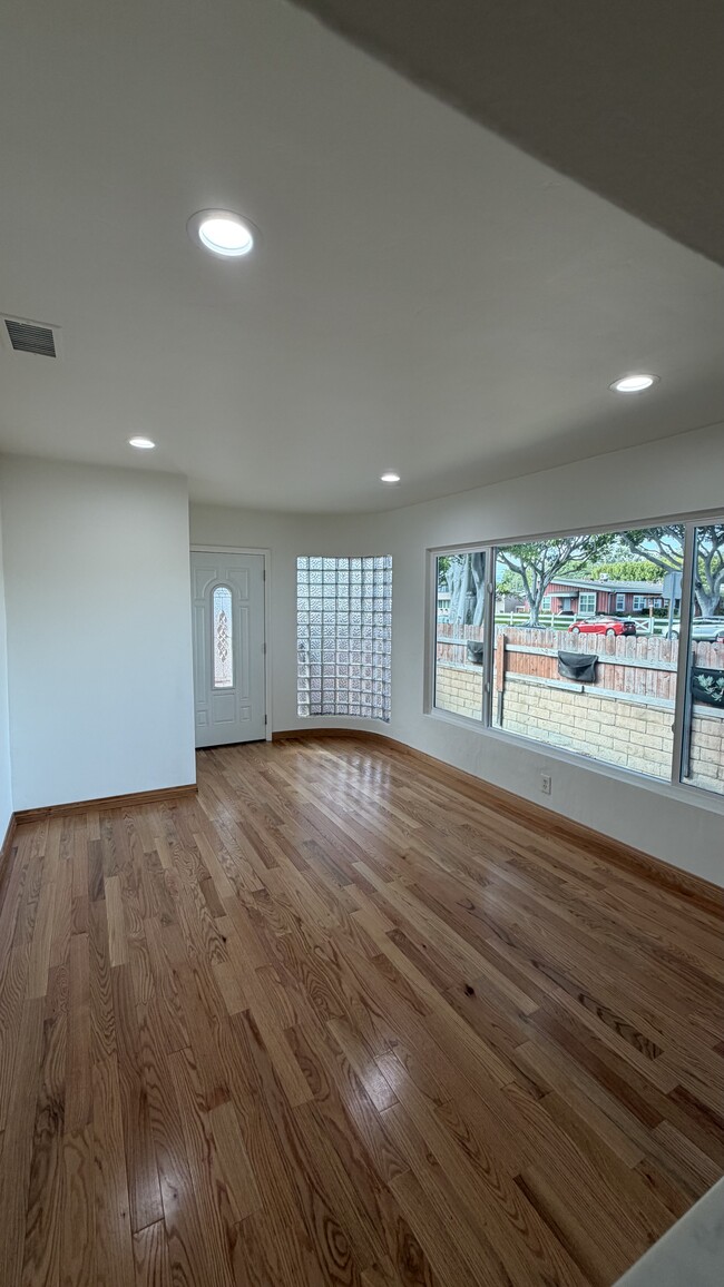 Building Photo - 4371 Overland Ave