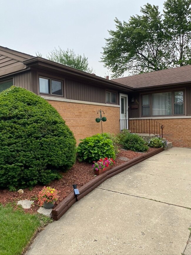Building Photo - 711 W Cathy Ln