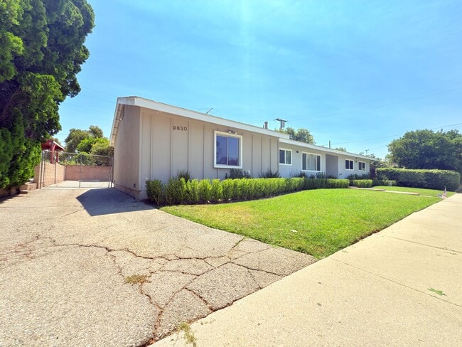 Building Photo - 4-Bedroom Home in Prime Northridge Location