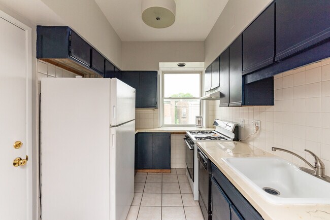 Foto del edificio - 1325 W Addison St