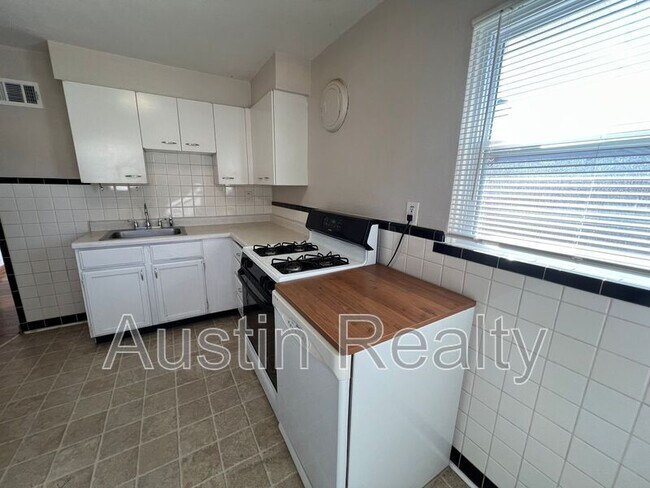 Building Photo - 1509 Collins Ave