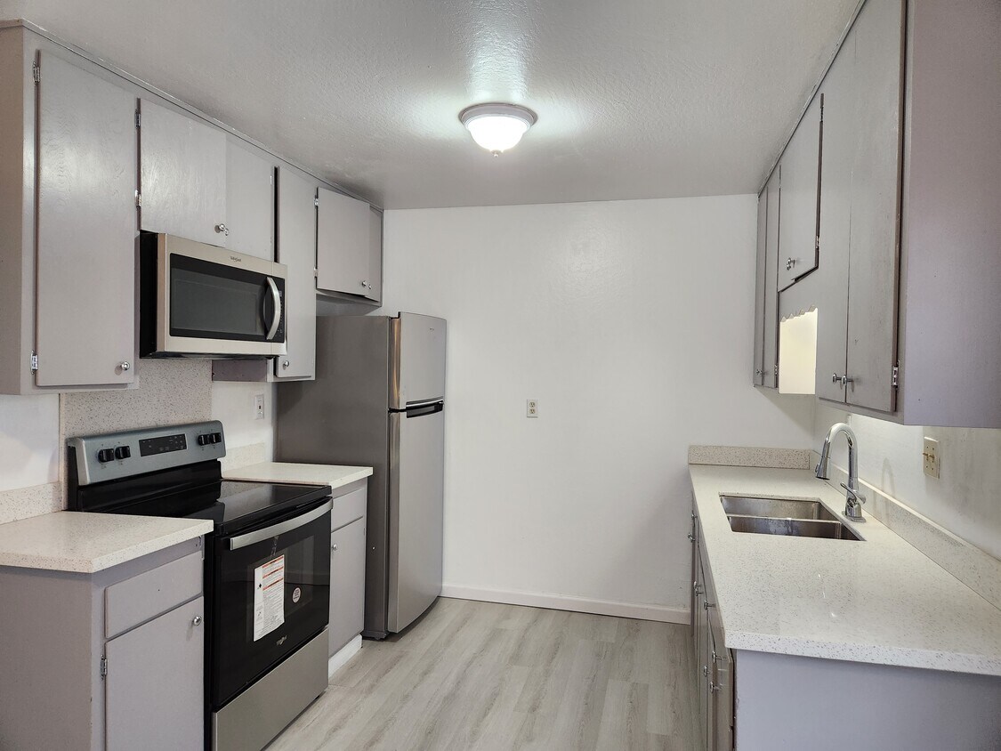 Kitchen - 9220 Bancroft Ave
