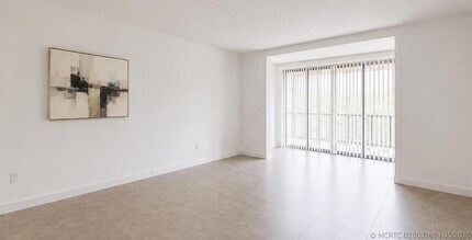 Building Photo - 3740 Inverrary Dr
