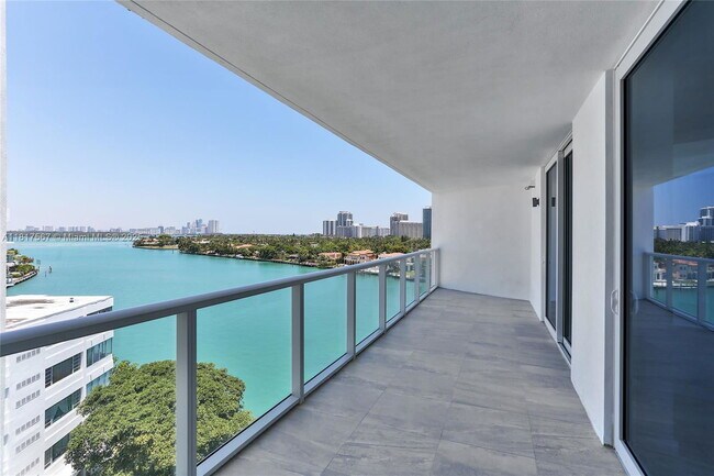 Foto del edificio - 9821 E Bay Harbor Dr