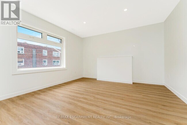 Building Photo - 127 Victoria Ave S