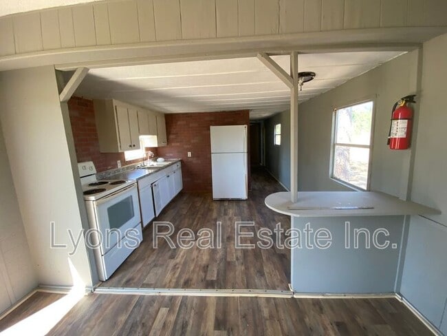 Building Photo - 8086 Heck Dr