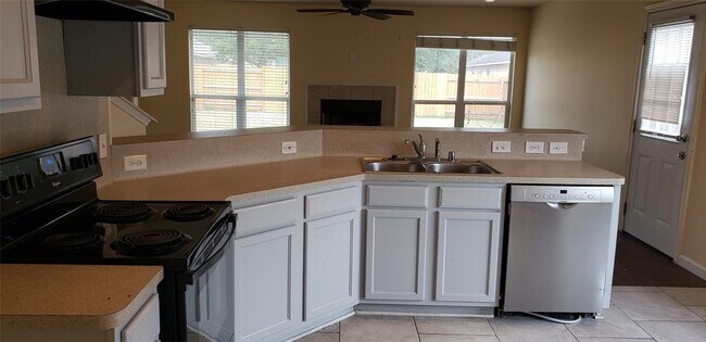 Building Photo - 2320 Shady Pine Dr