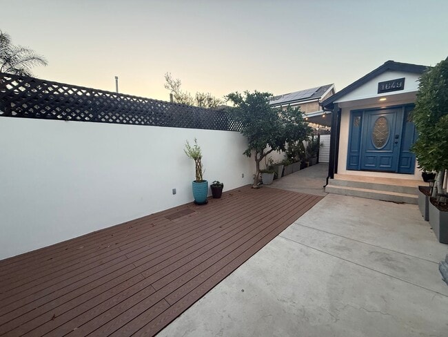 Building Photo - AWESOME COMPLETELY REMODELED 2 BEDROOM 1.5 BATH UNIT