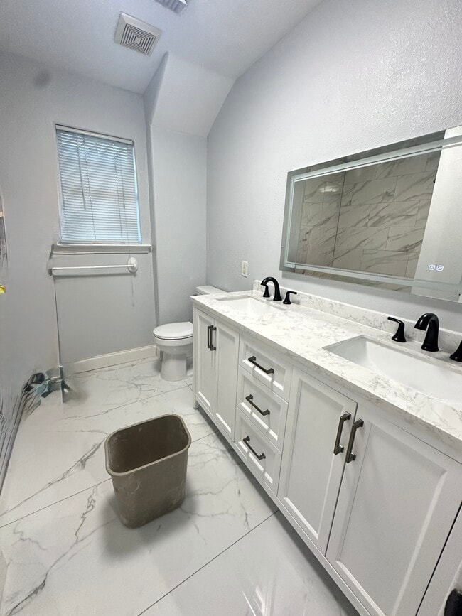 Building Photo - 6434 Tadlock Ln