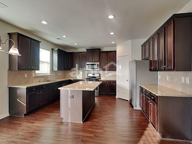 Building Photo - 1522 Balvaird Dr SE