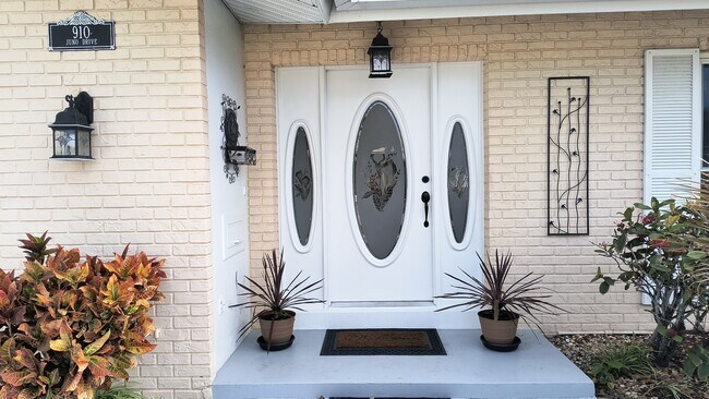 Foto del edificio - 910 Juno Dr