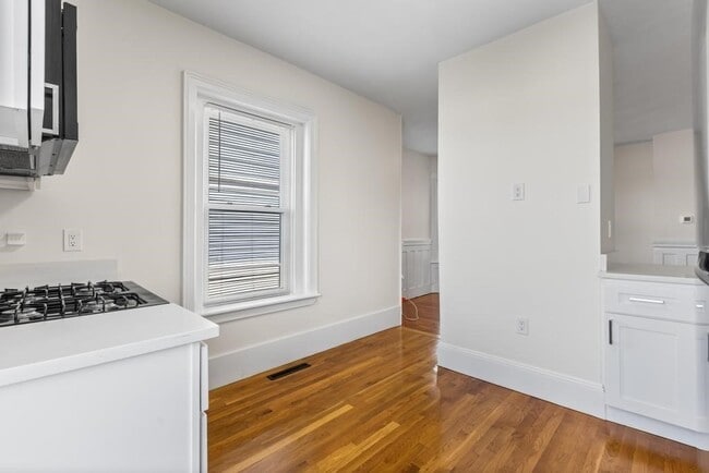 Building Photo - 305 Medford St