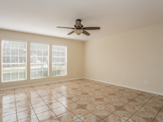 Foto del edificio - 2106 Falling Oaks Rd