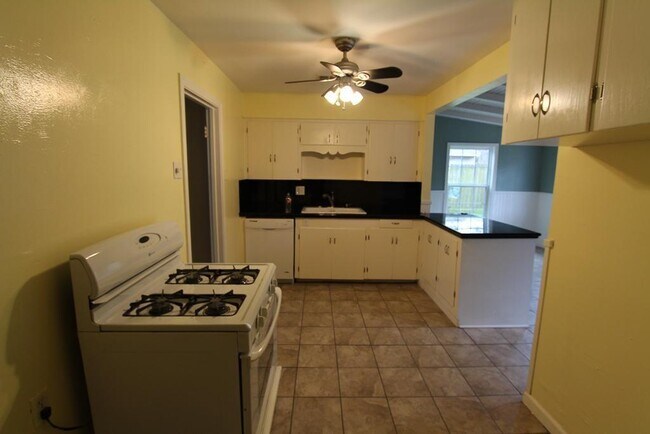 Building Photo - 1415 Zora St