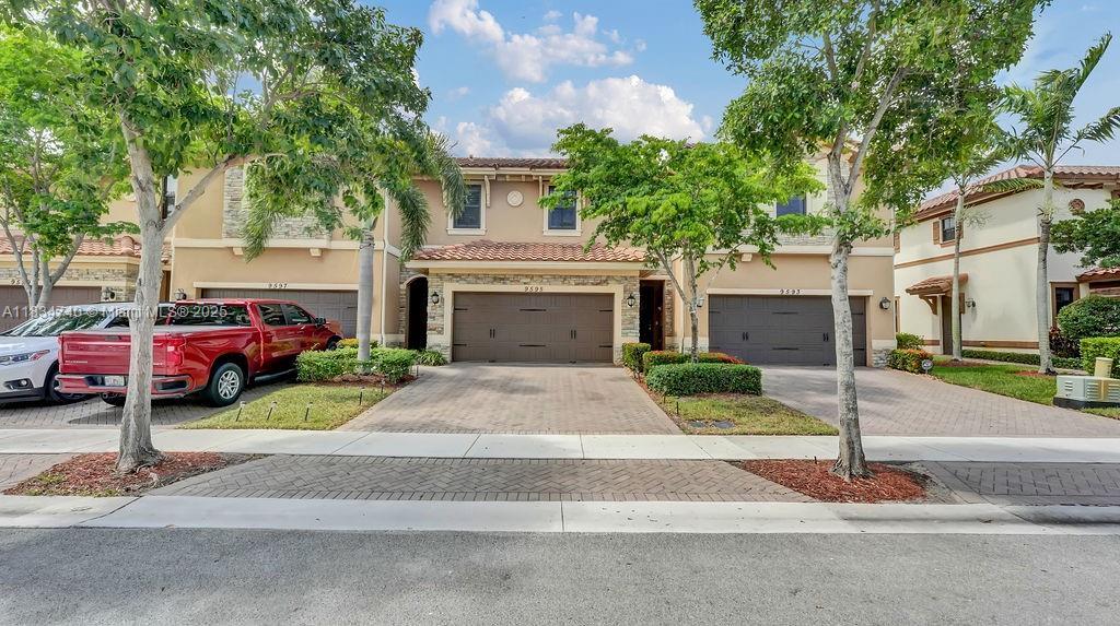 Foto principal - 9595 Town Parc Cir N