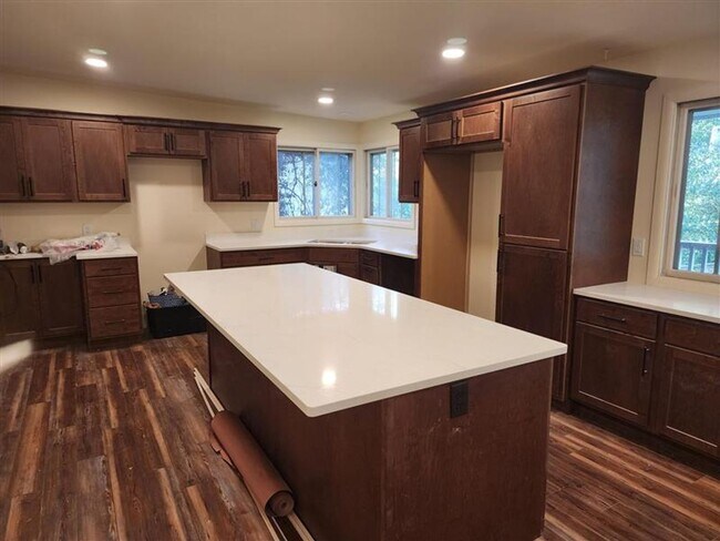 Foto del edificio - Massive - Remodeled 5 bedroom home!!