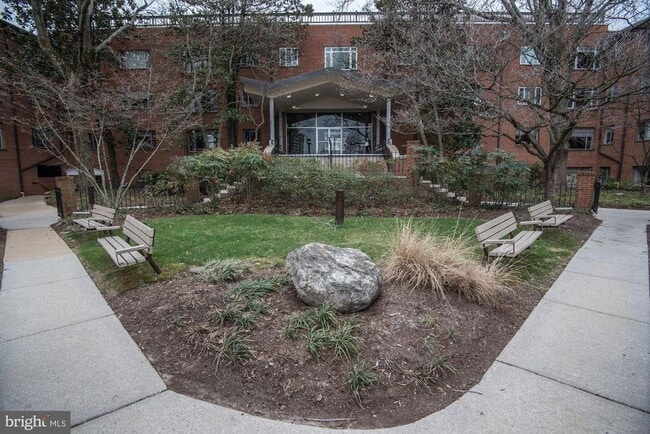 Foto del edificio - 5301 Westbard Cir