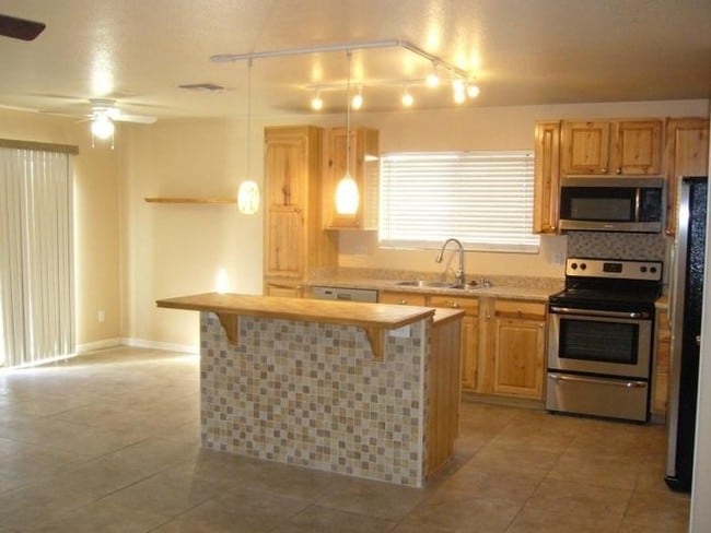 Building Photo - 3-Bedroom home for rent with Swimming Pool!!