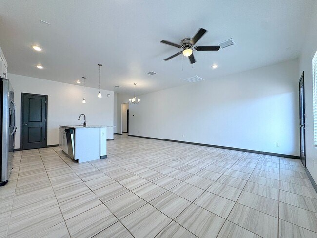 Building Photo - Beautiful 3 Bed 2 Bath with Refrig A/C and all tile flooring!