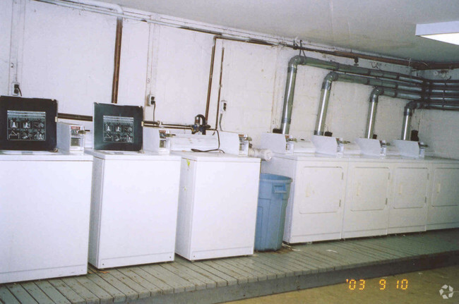 Laundry Room - Robin Hill Apartments