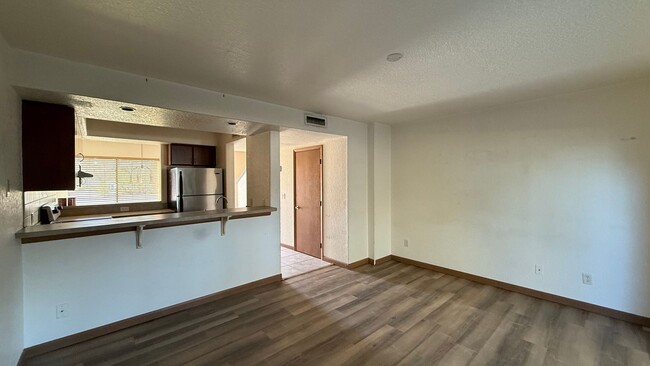 Building Photo - 2 Bedroom 1.5 Bath Townhome - Grand Oaks C...