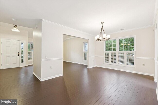 Building Photo - 507 Foxridge Dr SW