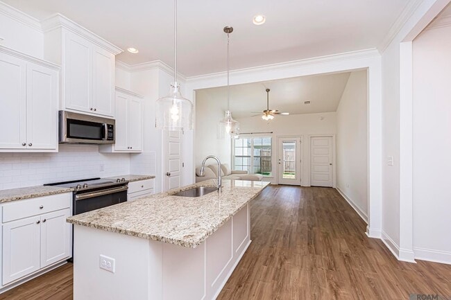 Foto del edificio - 8120 Stonelake Cir Ave E