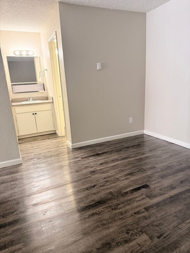 Building Photo - **MOVE IN SPECIAL** $500 off the rent Come and apply today!!