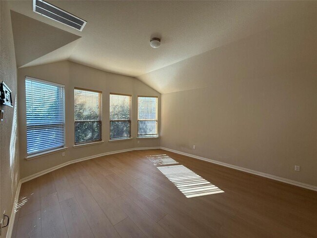 Building Photo - 633 Peregrine Way