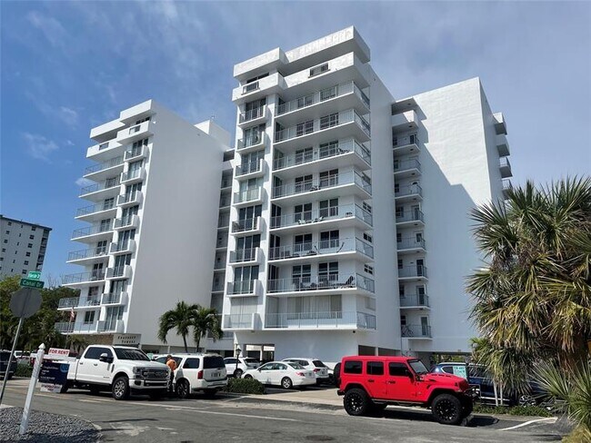 Building Photo - 1609 N Riverside Dr
