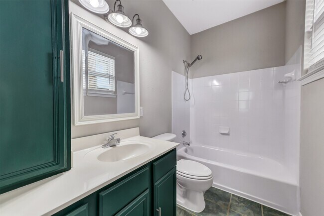 Building Photo - 4418 N Live Oaks Cir