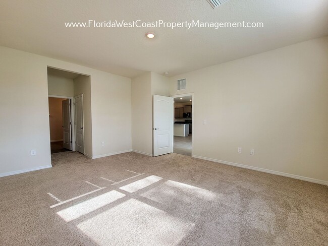 Building Photo - LAKEWOOD RANCH! 4 BEDROOM/2 BATH/ PET FRIENDLY! COMMUNITY POOl! READY for MARCH 2026