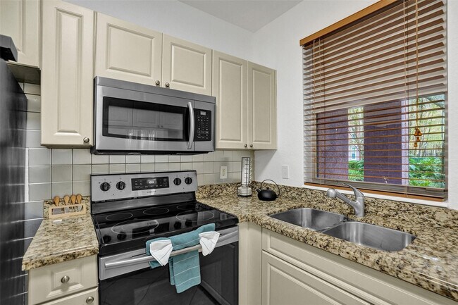 Foto del edificio - 6584 W Sample Rd