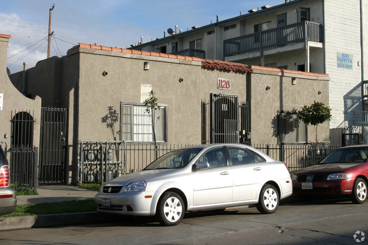 Foto del edificio - 1128 Raymond Ave