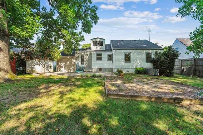 Building Photo - Pet friendly 3bed/1.5bath