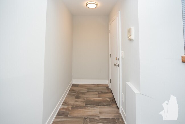 Foto del edificio - 2326 N Southport Ave