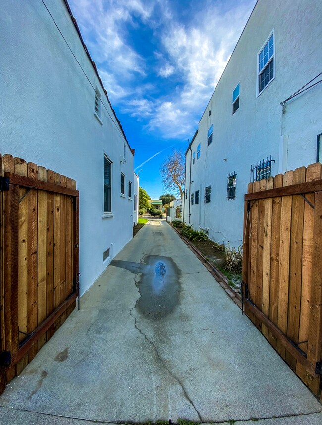 Foto del edificio - 1247 S Tremaine Ave