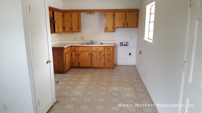 Building Photo - 701 W 4th St