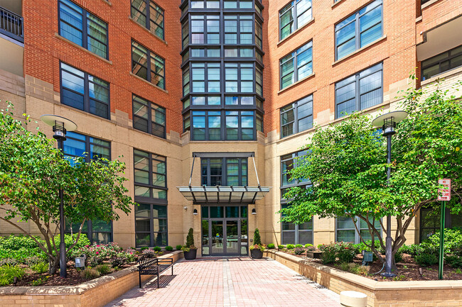 Building Photo - 1830 Fountain Dr