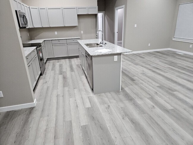 Building Photo - 4 Bed Ozark Home Availalbe Early June!