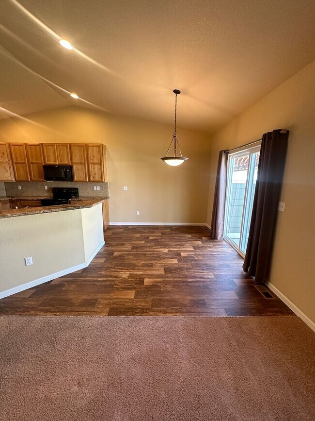 Foto del edificio - UPDATED TWO BEDROOM TWO BATHROOM TOWNHOUSE...