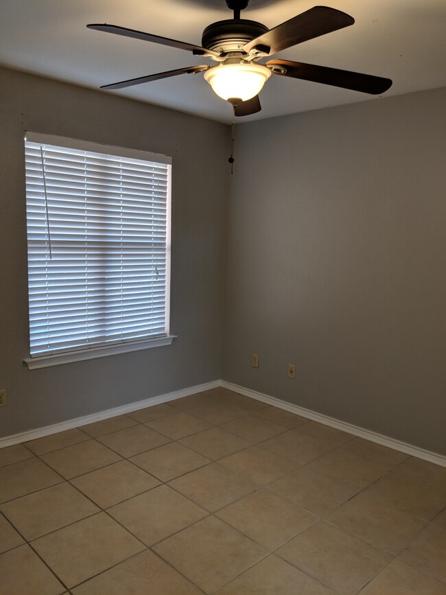 Bedroom - 711 Hillcrest Ct