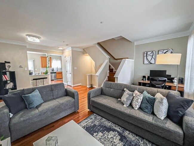 Building Photo - Lovely Tri-Level 3 Bedroom 2 Bathroom And ...