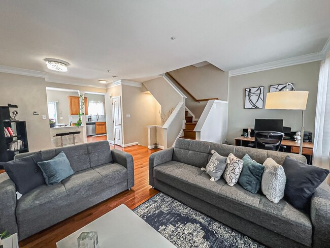 Foto del edificio - Lovely Tri-Level 3 Bedroom 2 Bathroom And ...